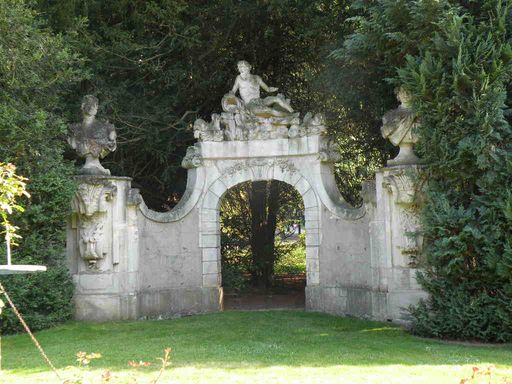  portique du XVIIIe siècle, parc de la Pépinière